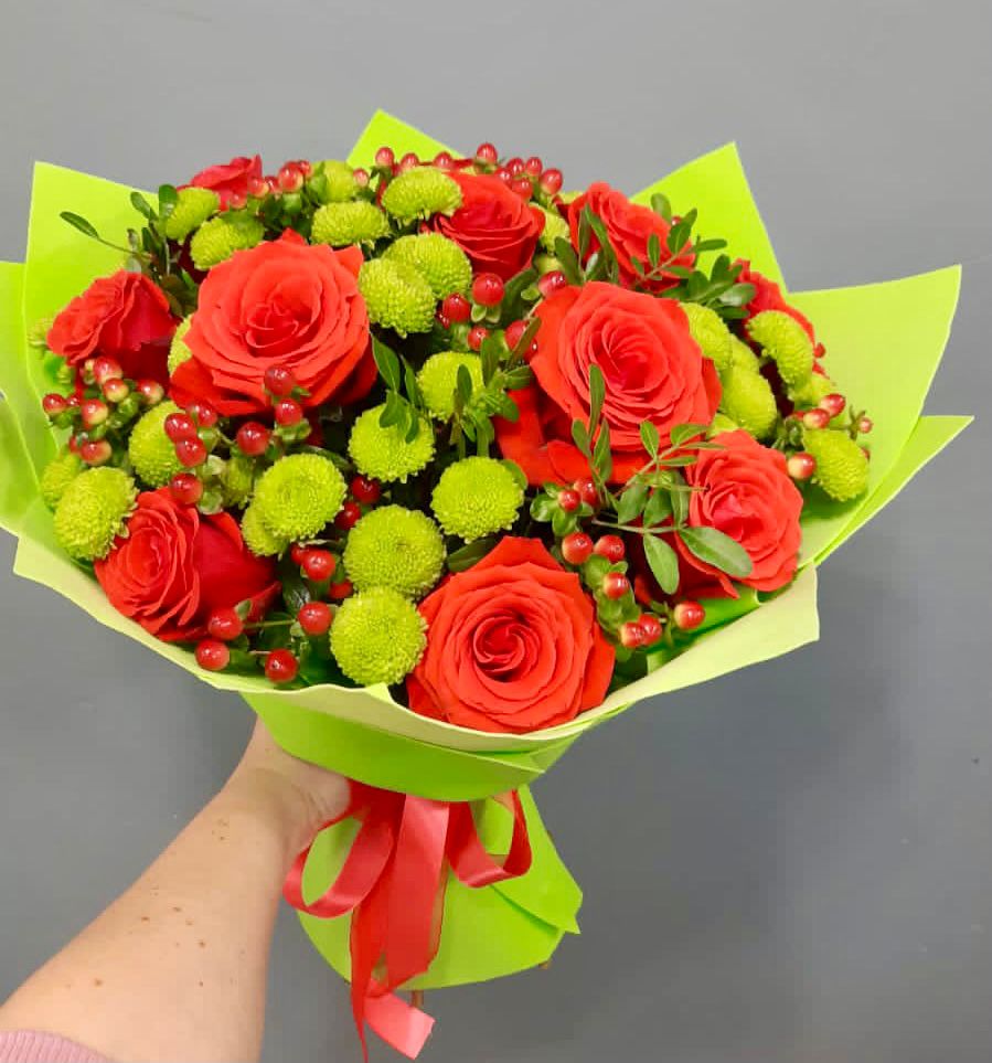 Букет цветов из: Хризантемы и Розы в Вознесенье