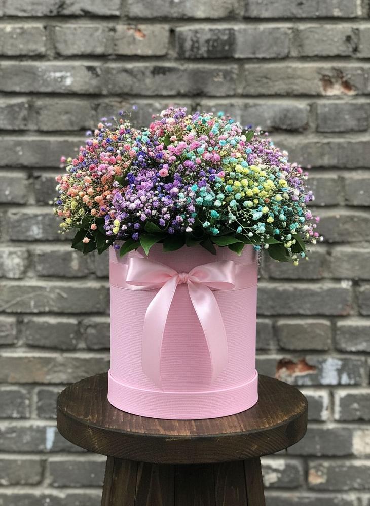Цветочная композиция из Гипсофила и Розы в шляпной коробке в Вознесенье