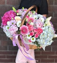 Цветочная композиция из Розы, Хризантемы, Пионы и Лизиантусы в корзине в Вознесенье