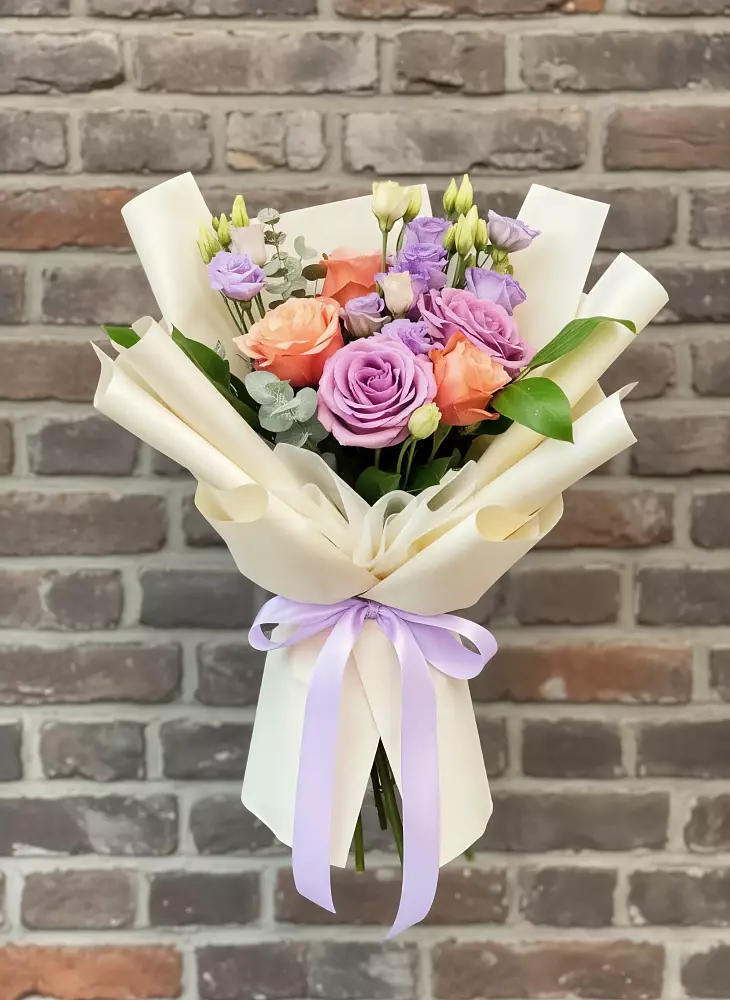 Букет цветов из: Лизиантусы и Розы в Вознесенье