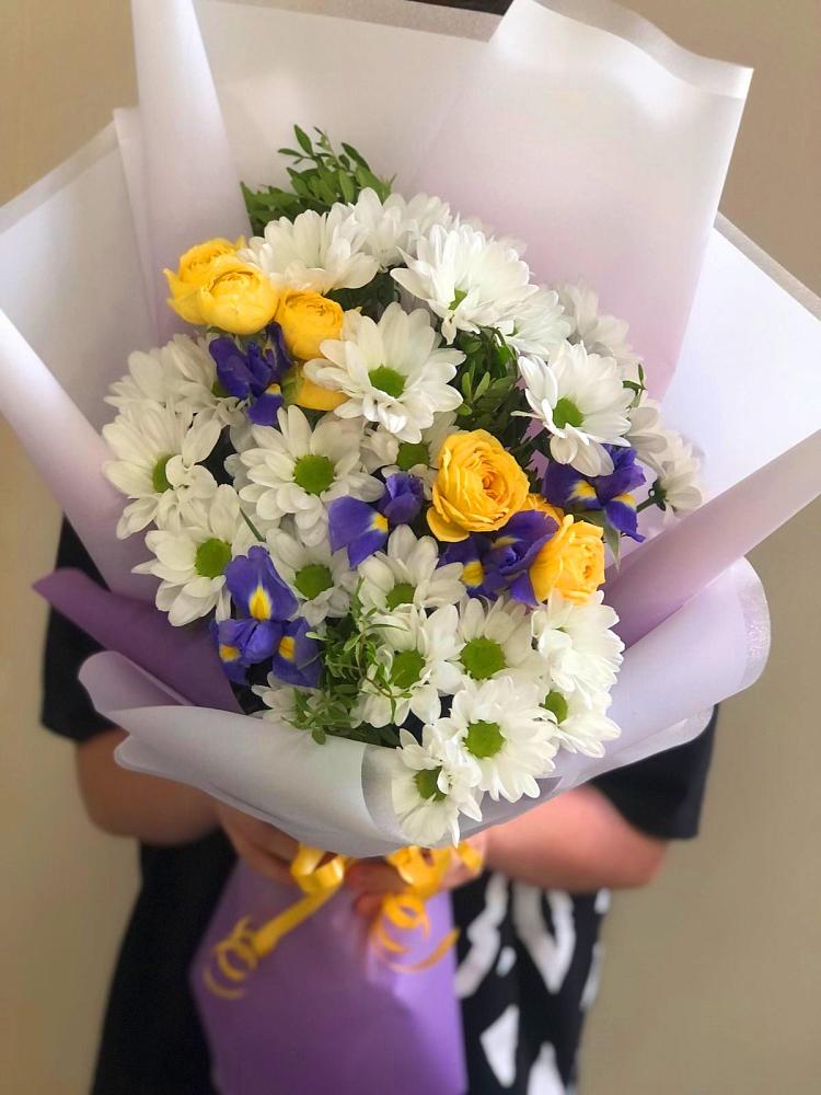 Букет цветов из: Ирисы, Хризантемы и Розы в Вознесенье