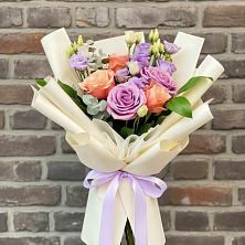 Букет цветов из:  Лизиантусы и Розы в Вознесенье