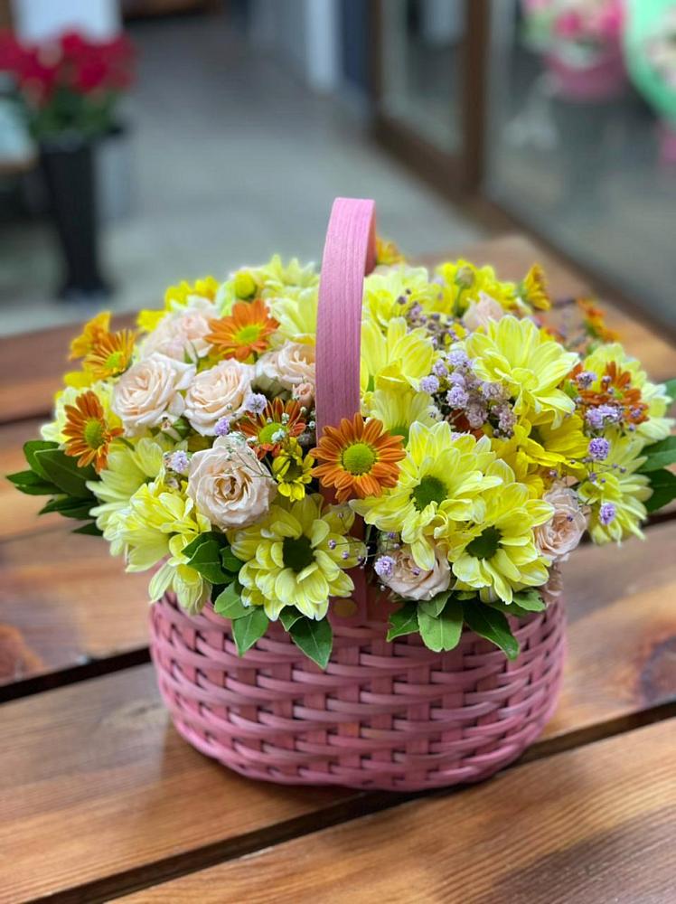 Цветочная композиция из Хризантемы и Розы в корзине в Вознесенье