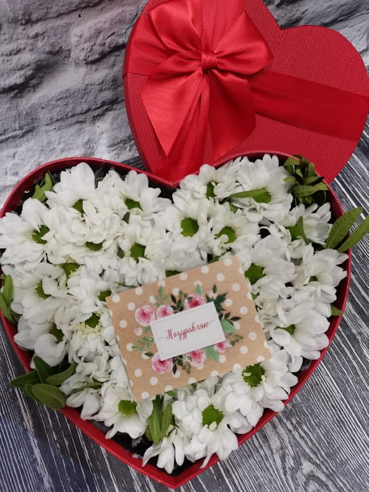 Цветочная композиция из Хризантемы в виде сердца в Вознесенье