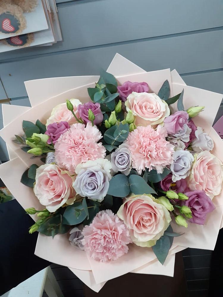 Букет цветов из: Розы, Гвоздики и Лизиантусы в Вознесенье